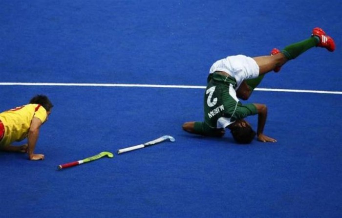 Muhammad Irfan (phải - Pakistan) ngã cắm đầu trong một trận hockey với TBN.